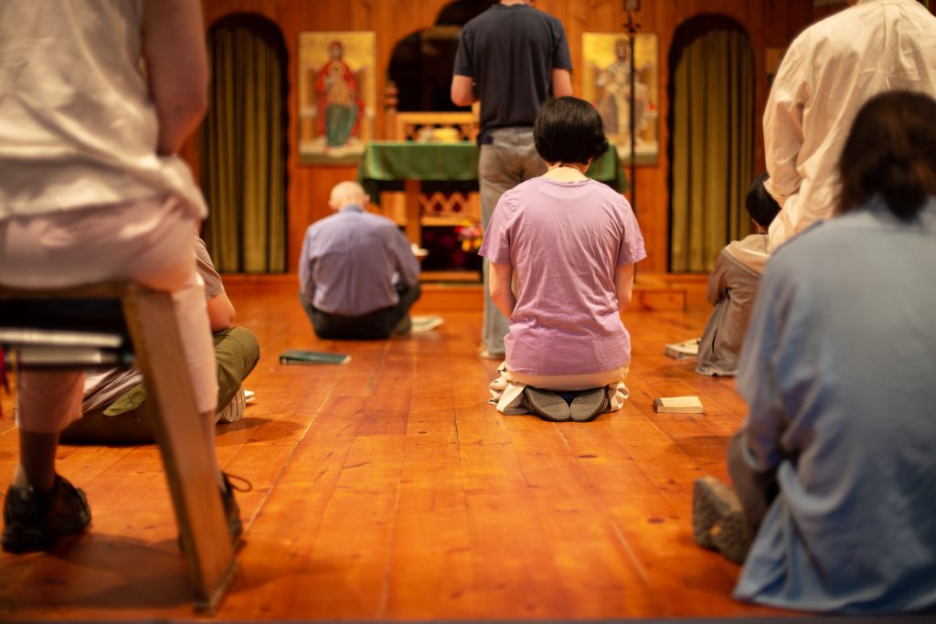 madonna-house-guests-chapel-praying