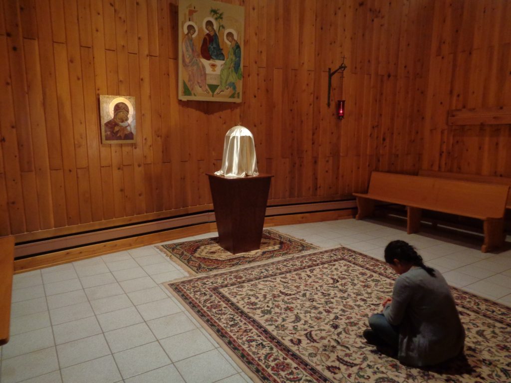 madonna-house-guests-praying-solitude